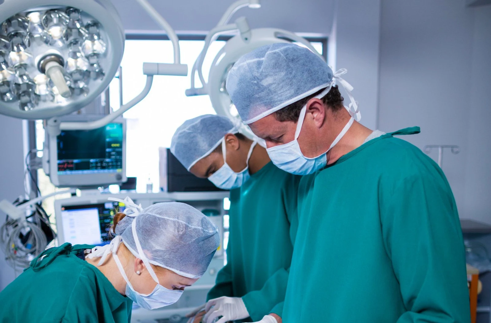Une équipe médicale au travail dans un bloc opératoire
